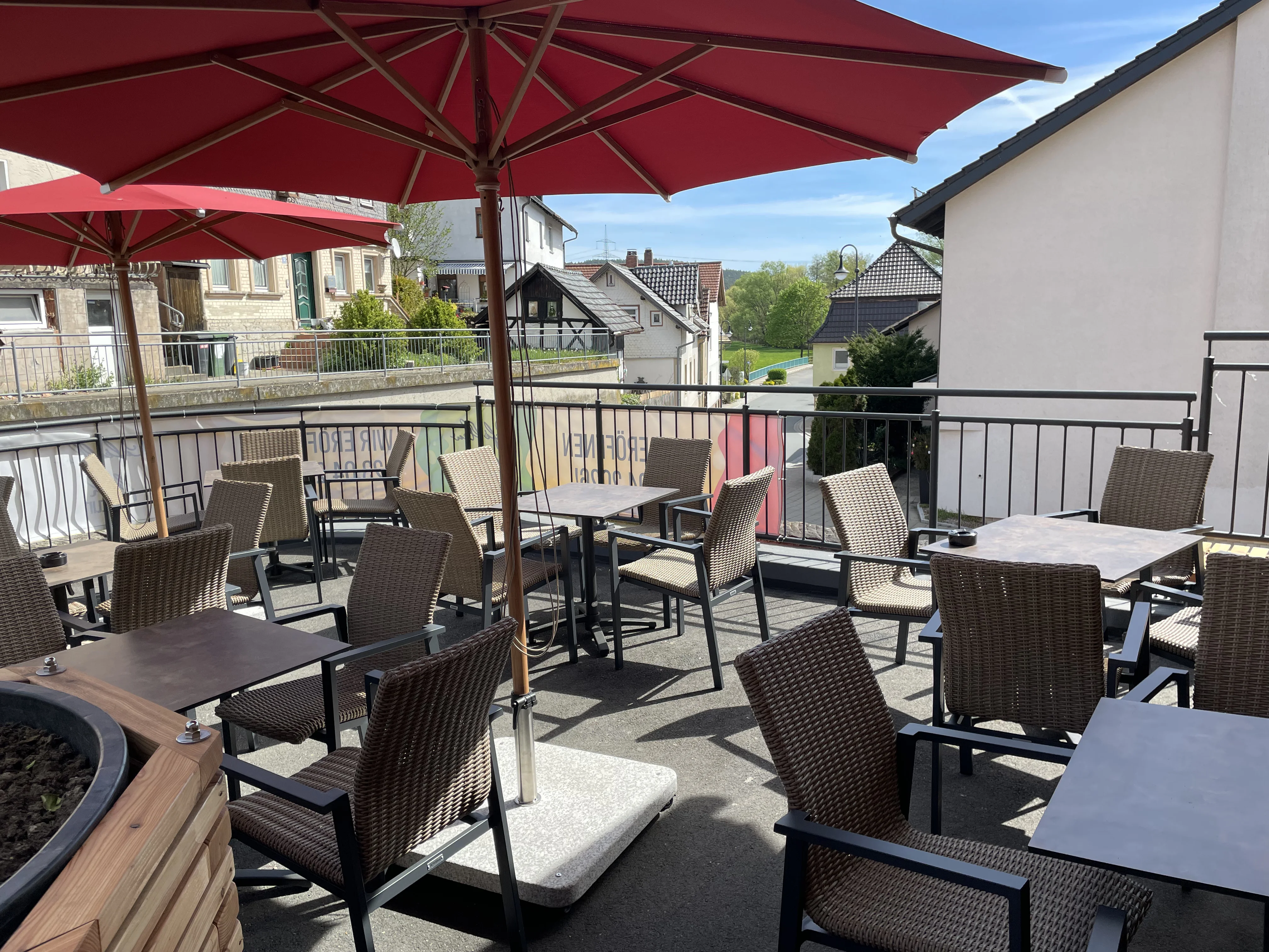 Café Flow Terrasse bei schönem Wetter
