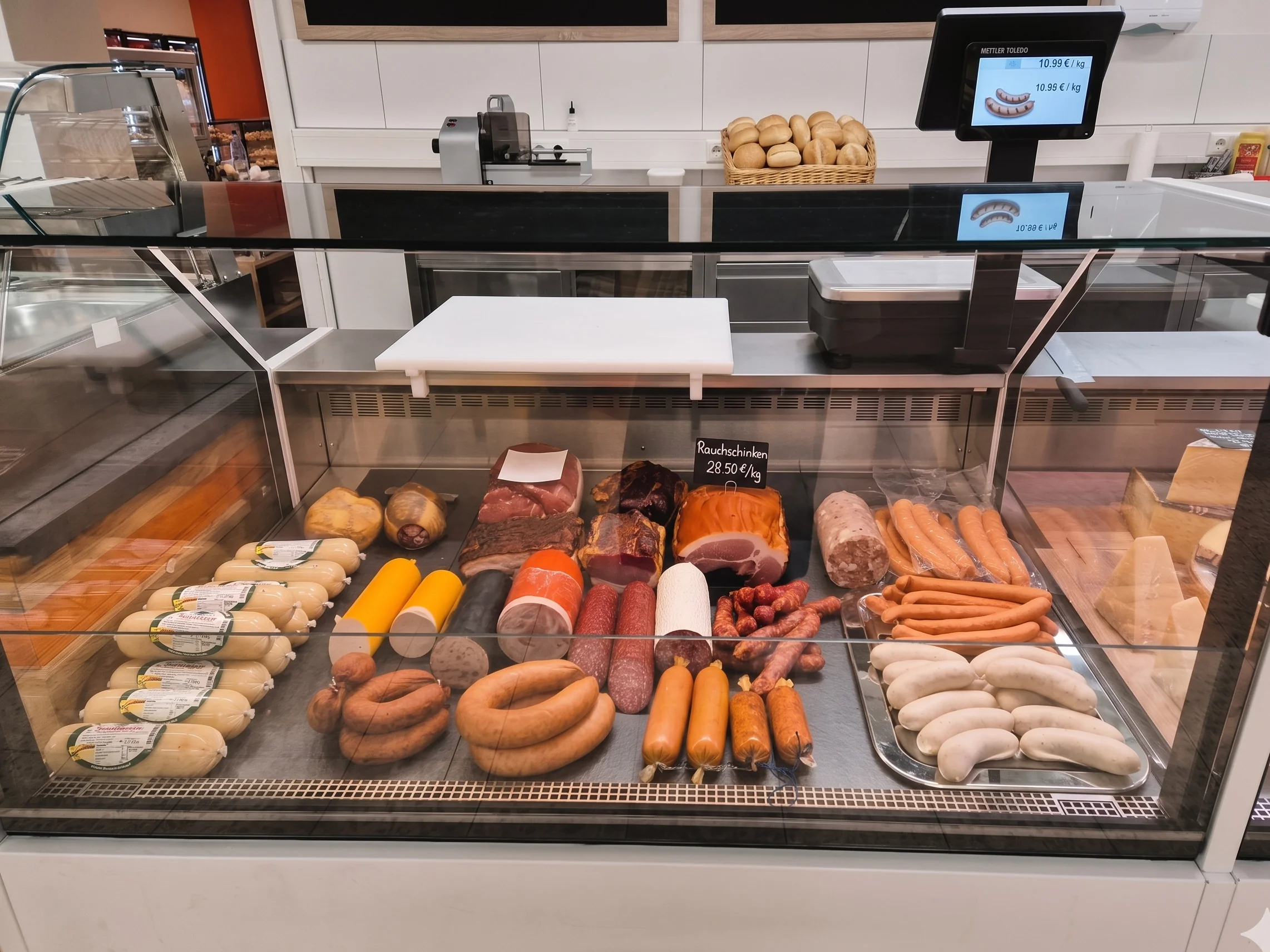 Frische Fleisch- und Käsetheke im Frohnatur Dorfladen Marktgraitz